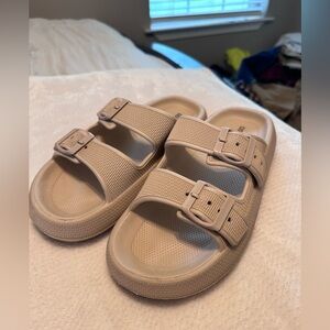 Cushionaire women’s sandals, slip on double buckle EUC